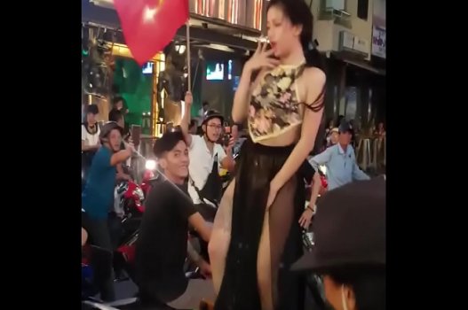 Cuồng Nhiệt Kéo Bạn Thân Vào Nhà Nghỉ Sau Giờ Học
